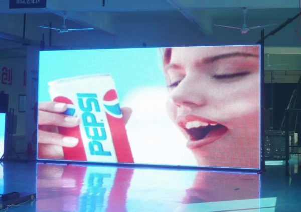 PANNEAU LED PUBLICITAIRE P6 ÉTANCHE 100×100 CM POUR L’EXTÉRIEUR