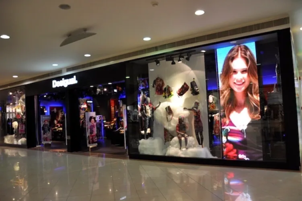 ÉCRAN P2.5 LED, TRÈS LUMINEUX POUR VITRINE, ÉTANCHE ET VISIBLE EN PLEIN SOLEIL 100×100 cm