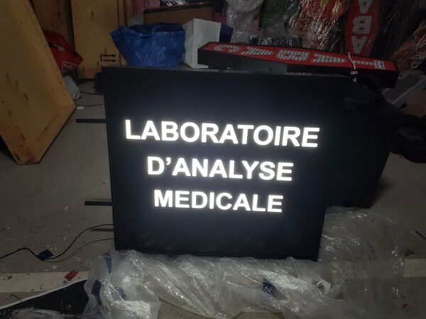 ENSEIGNE LUMINEUSE LED UNE FACE DIBOND AJOURÉ 80x70cm – Image 2