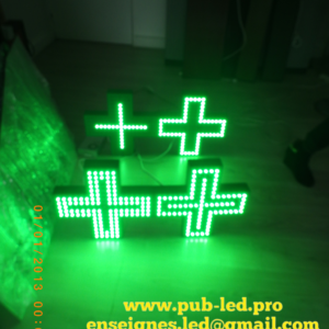 PANNEAU EXTÉRIEUR LED CROIX DE PHARMACIE PROGRAMMABLE UNE FACE