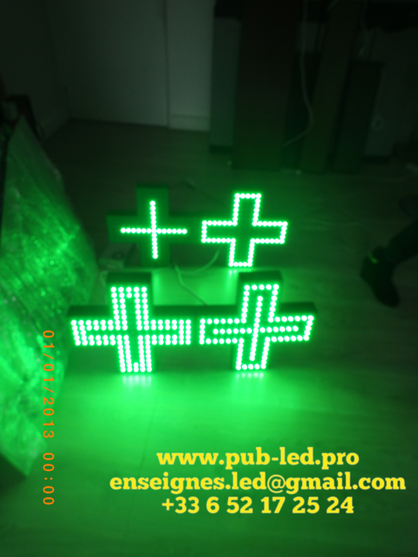 PANNEAU EXTÉRIEUR LED CROIX DE PHARMACIE PROGRAMMABLE UNE FACE