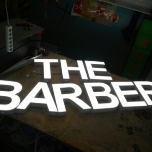 PANNEAU LUMINEUX LED 3D “THE BARBER” 40CM POUR ENSEIGNE