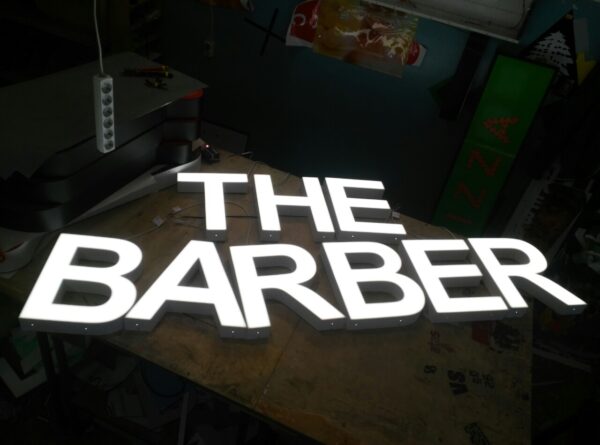 PANNEAU LUMINEUX LED 3D “THE BARBER” 40CM POUR ENSEIGNE