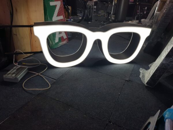 PANNEAU PUBLICITAIRE LED DOUBLE FACE “LUNETTES” ANIMÉ 110X40cm – Image 4