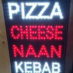 ENSEIGNE LUMINEUSE LED DOUBLE FACES STOP TROTTOIRE “PIZZA” EXTERNE PRÊT À INSTALLER AVEC ANIMATION ET TÉLÉCOMMANDE RECHARGEABLE 130X33cm