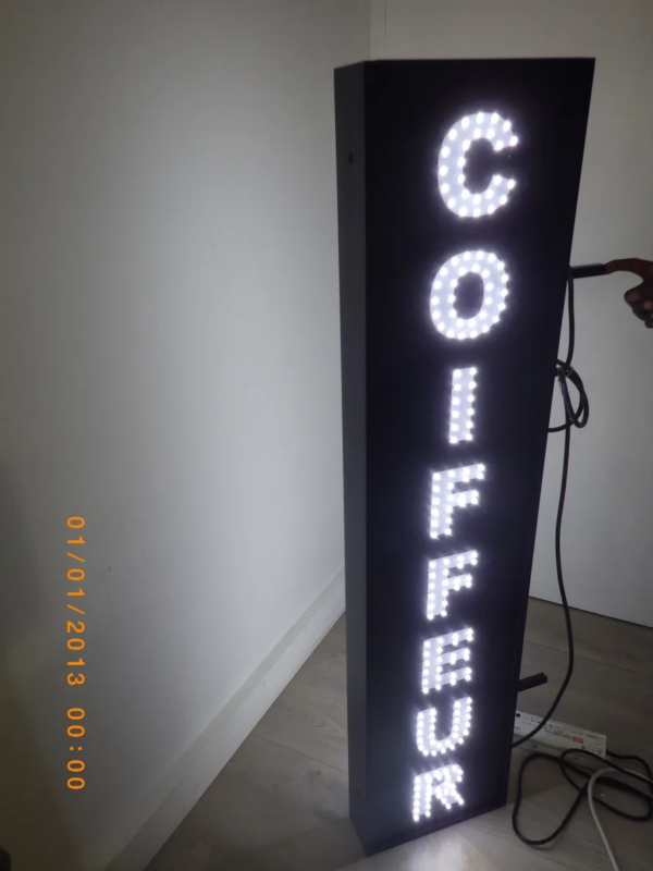PANNEAU LED ANIMÉ DOUBLE FACE "COIFFURE" AVEC TÉLÉCOMMANDE 130X30 CM – Image 3