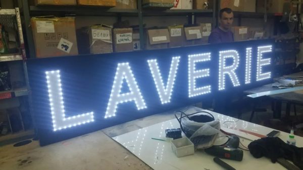 ENSEIGNE LED “LAVERIE” UNE FACE 200x50CM À POSER