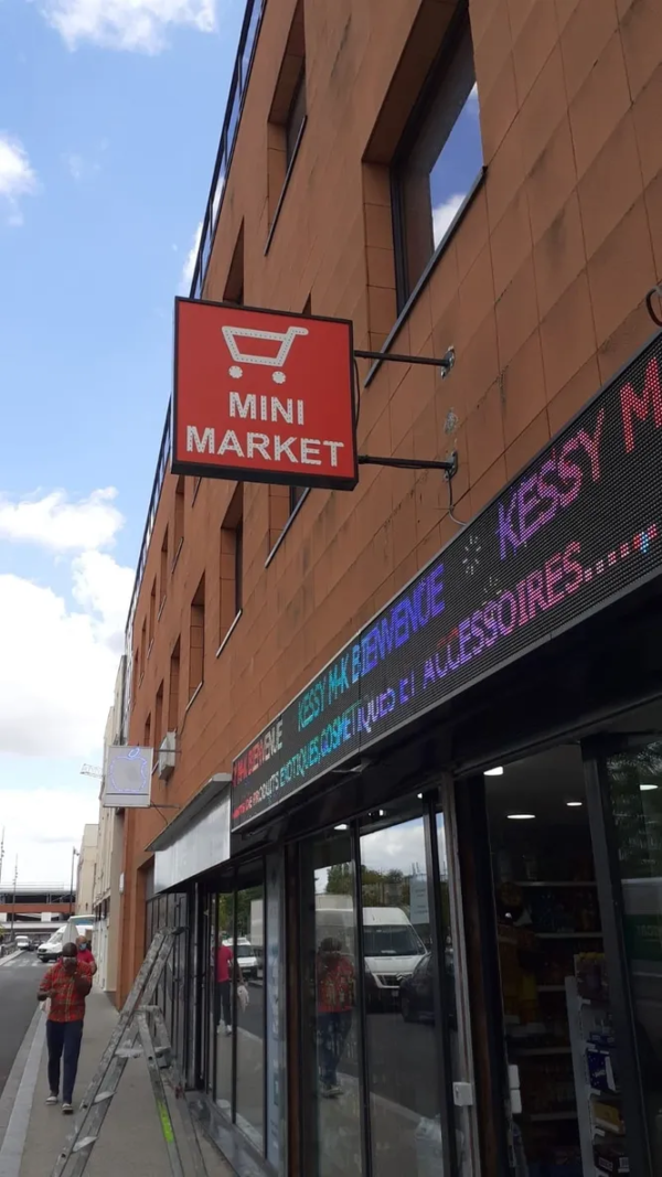 ENSEIGNE DÉCORATIVE LED DOUBLE FACE "EPICERIE MINI MARKET" 70X70 CM – Image 3