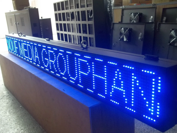 PANNEAU DYNAMIQUE LED DOUBLE FACE 36×200 CM AVEC ANIMATION INTÉGRÉE
