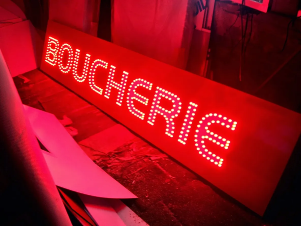 ENSEIGNE LED BOUCHERIE EXTERNE UNE FACE PIQUE 200x50cm À INSTALLER
