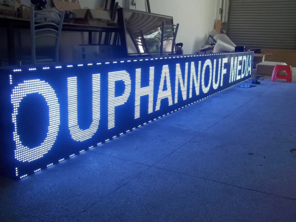 ÉCRAN D’AFFICHAGE LED DOUBLE FACE 36×200 CM AVEC MESSAGES DÉFILANTS – Image 4
