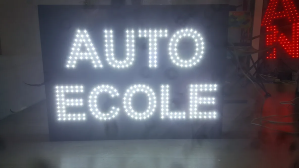 PANNEAU LED ANIMÉ DOUBLE FACE "AUTO ECOLE" AVEC TÉLÉCOMMANDE 90X70 CM