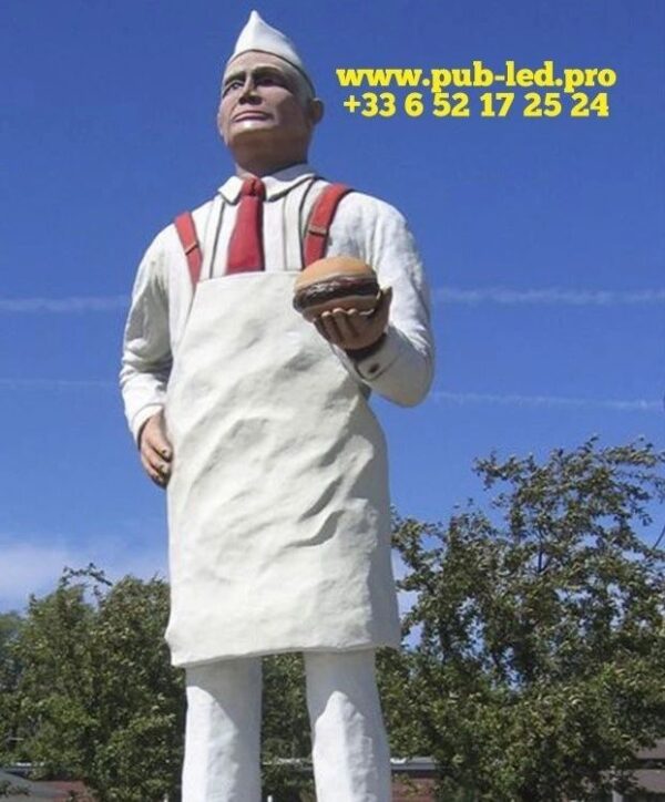 "UNE DÉCORATION STATUE DE FIGURINE DE CHEF EN RÉSINE DE FIBRE DE VERRE AVEC UN HAMBURGER – Image 4