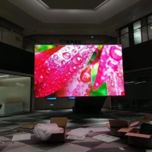 ÉCRAN LED P1.53 POUR PUBLICITÉ, INTÉRIEUR 100×100 CM, VISIBLE EN PLEIN SOLEIL
