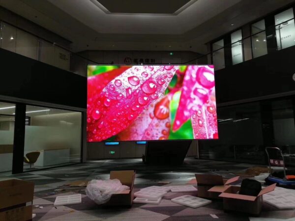 ÉCRAN LED P1.53 POUR PUBLICITÉ, INTÉRIEUR 100×100 CM, VISIBLE EN PLEIN SOLEIL